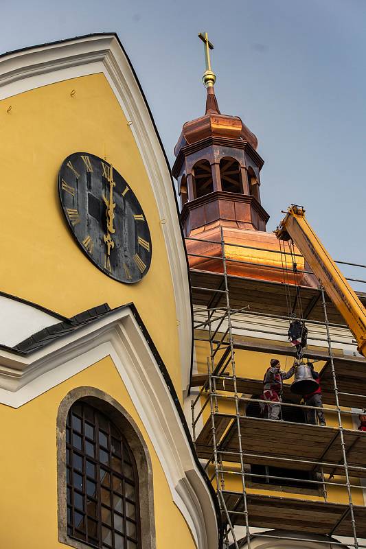 Do zvonice neratovského kostela se vrátily zvony.