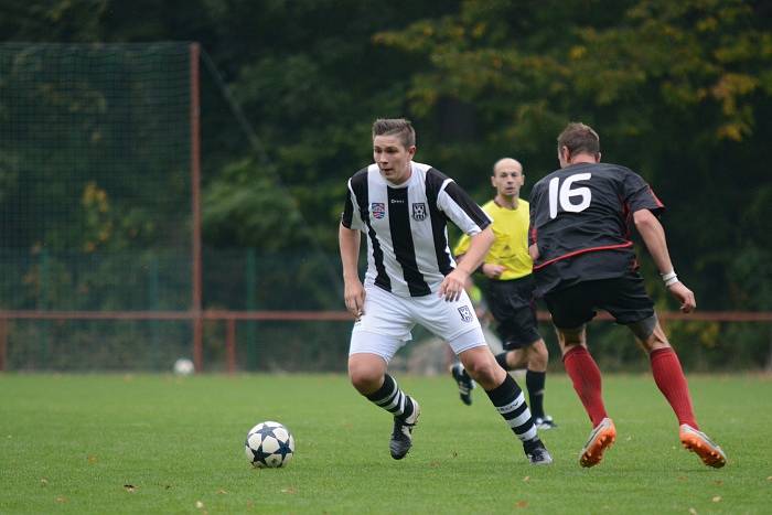 JEDINÝ GÓL padl v okresním derby v Černíkovicích. Domácí fotbalisté sice dohrávali utkání s Doudlebami nad Orlicí bez dvou vyloučených hráčů, ale těsné vedení uhájili.