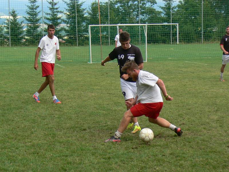 FINÁLOVÝ DUEL nabídl vyrovnanou hru. Na snímku bojují o míč Vladimír Bartoš ( č. 69) a Josef Špaček. 