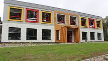 V září loňského roku se školáci v Černíkovicích dočkali slavnostního otevření nové pasivní budovy školy, vyrostla v sousedství té staré.