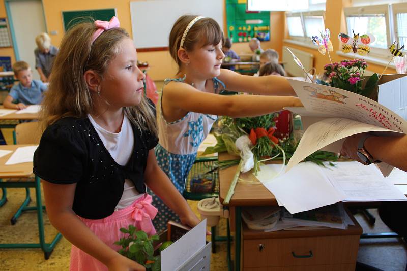 Třída I. A Základní školy Pulická v Dobrušce se určitě na první vysvědčení těšila. A hlavně na prázdniny.