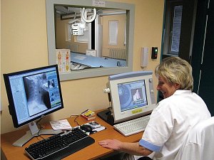 Nový rentgen bude sloužit především pro pacienty rychnovské Oblastní nemocnice. Obsluha moderního zařízení, navrženého pro traumatologická centra, musela projít odborným proškolením od švýcarských odborníků.