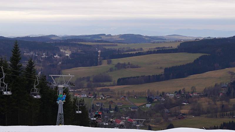 Na Deštném a v Říčkách se poprvé lyžovalo.  Provozovatelé sjezdovek bojují s teplem