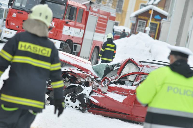 Ke kolizi, která na čas ochromila dopravu v Deštném v Orlických horách, vyjížděli ve středu odpoledne hasiči, horská služba, záchranáři a policisté.