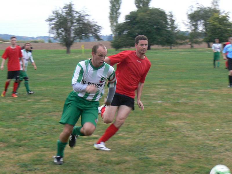 PĚT BRANEK padlo v Křovicích, kde hostující fotbalisté z Rovně (pruhované dresy) vyhráli 4:1 a vystřídali Slatinu na vedoucí příčce průběžné tabulky OP III. třídy.  