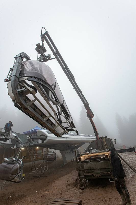 V Říčkách v Orlickcých horách dokončují novou lanovku které bude již tuto sezonu vozit lyžaře na vrchol Zakletý.