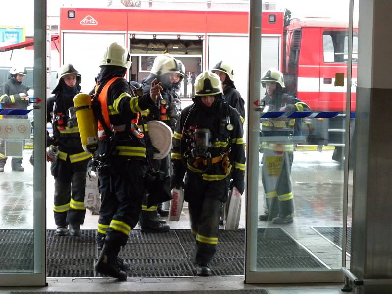 Cvičení hasičů v Tescu