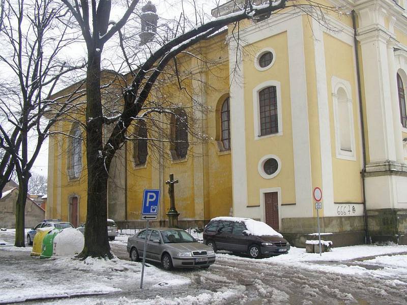 Satanistické symboly se objevily jedné noci na počátku dubna na zdi kostela v Kostelci nad Orlicí.