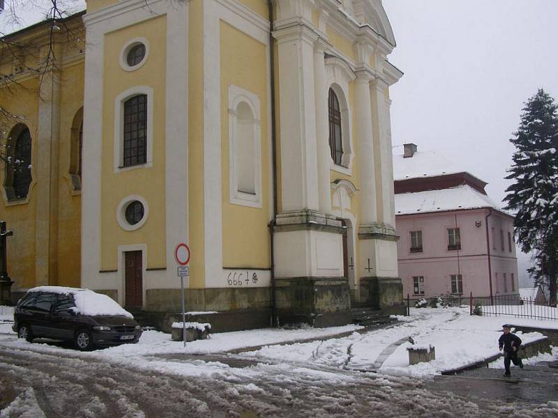 Satanistické symboly se objevily jedné noci na počátku dubna na zdi kostela v Kostelci nad Orlicí.