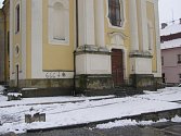 Satanistické symboly se objevily jedné noci na počátku dubna na zdi kostela v Kostelci nad Orlicí.