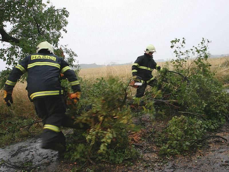 Cestou do Pohoří k padlému stromu na rodinný dům, museli hasiči odstranit dva další stromy z komunikace, aby vůbec projeli.