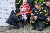 Charitativní vánoční běh pro Amálku z Lípy v pořadatelské režii týnišťských hasičů přilákal velké množství účastníků.