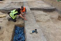 Trasu, kudy povede obchvat, prozkoumávají archeologové. Na snímku hliník, kde byly nalezeny kousky keramiky.