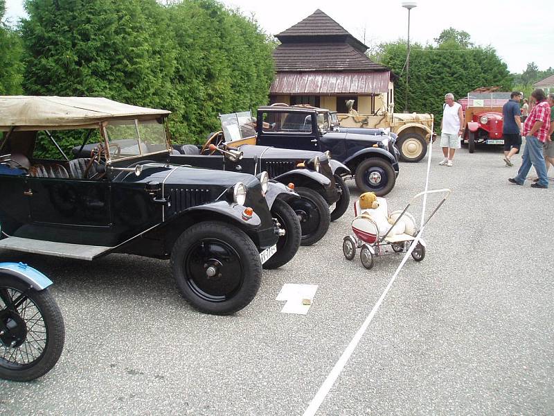 NAŠE ŠKODA 440 „SPARTAK“. S tímto vozem se Jiří Hanousek vydal na sraz do Trhové Kamenice v roce 2011. Milovaný vůz pochází z roku 1958. Veteráni nemusí být vždy jen auta nebo motorky, ale i historická jízdní kola jsou krásná.