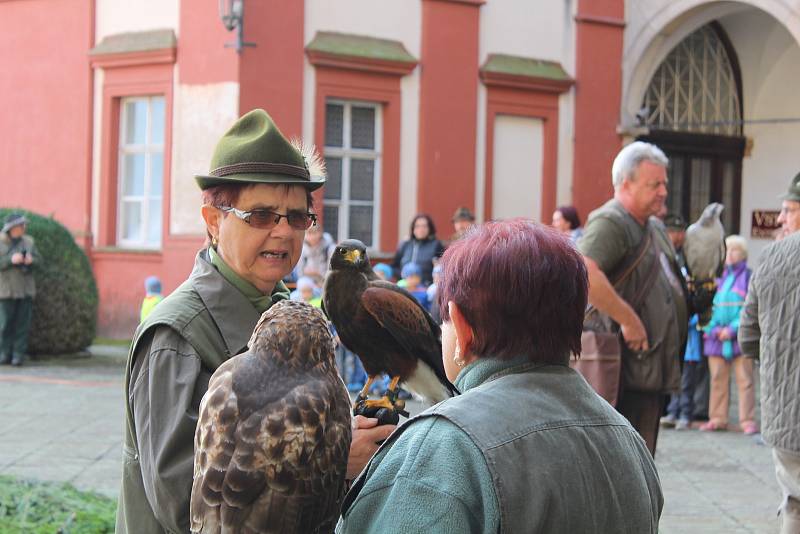 Sokolníci s dravci slavnostně zahájili setkání v Opočně.