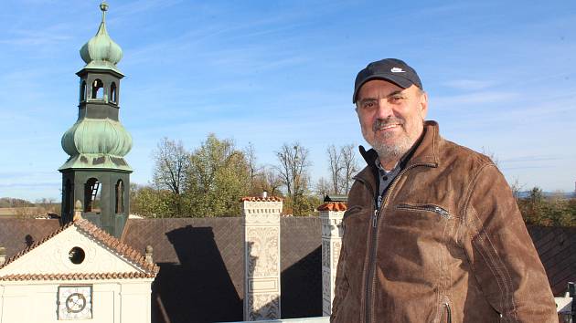 Petr Dujka. Rozsáhlou rekonstrukcí prochází střecha a komíny doudlebského zámku. Opravit je třeba i římsy.