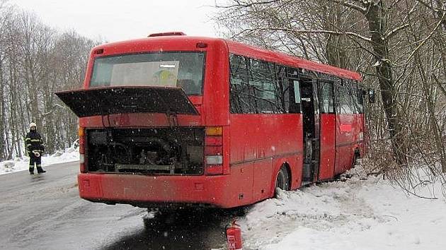 Nehoda autobusu v Orlických horách.
