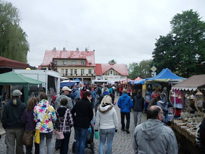 Ve znamení deštníků nad hlavami návštěvníků probíhalo letošní pouťové veselí v Potštejně.