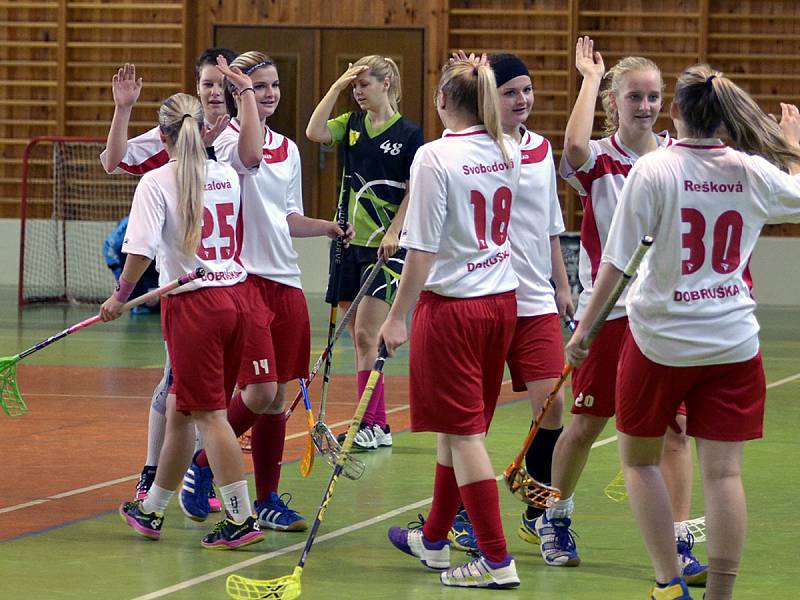 OSM GÓLŮ padlo v okresním druholigovém derby florbalistek na turnaji v Kostelci nad Orlicí. Ze zisku tří bodů se radovaly hráčky Dobrého (tmavé dresy), které porazily Dobrušku 6:2.     