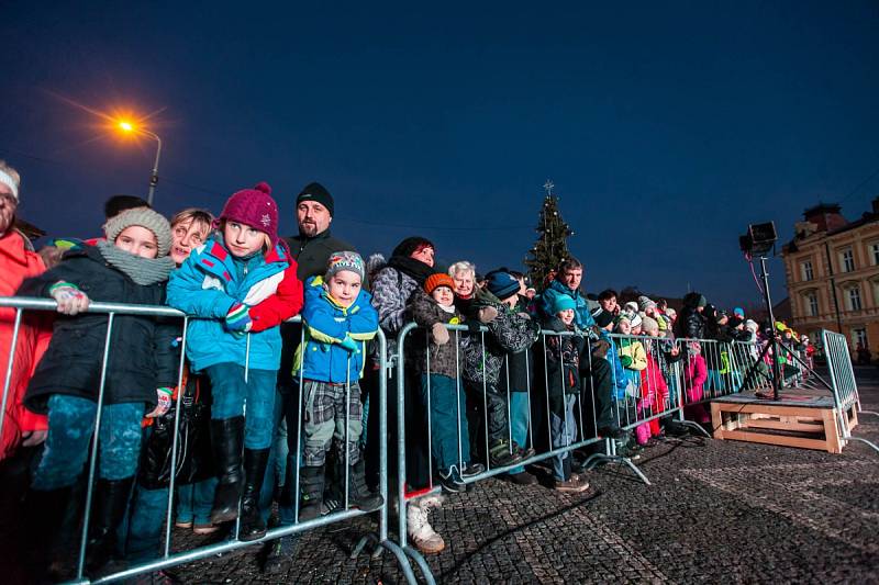 LÉTAJÍCÍ ČERTY, pána pekel a jeho družinu na chůdách i na voze, ale také andílky a akrobaty viděli v sobotu v podvečer  lidé na Kupkově náměstí v Opočně.