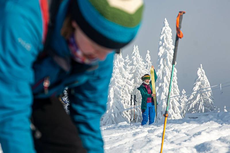 Skialpinisté v Krkonoších a Orlických horách.