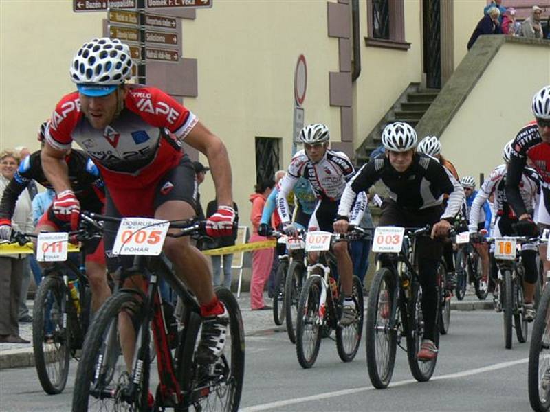 Finálového závodu ulicemi města Dobrušky se zúčastnilo osmdesát bikerů.