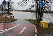 Okolí Orlice v Týništi nad Orlicí se proměnilo ve velké jezero, zaplavilo cyklostezku i pole a louky.