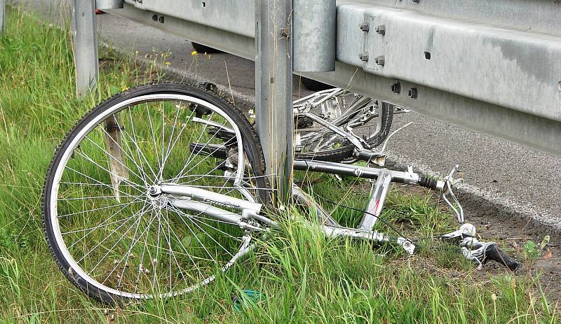 Smrtelná nehoda cyklisty a osobního vozidla u Petrovic na Rychnovsku. 