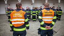 Cvičení hasičů. Požár střechy historické budovy opočenského zámku si vyžádal nasazení osmi jednotek hasičů.
