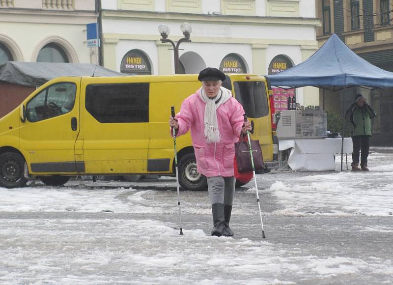 Někteří chodci pondělní ledovku odnesli svým zdravím. Pády jsou nebezpečné především pro starší lidi a důchodce.  