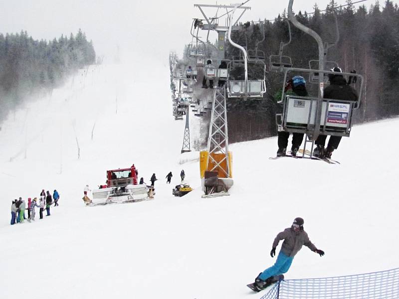 V sobotu 2. ledna zahájilo sjezdařskou sezonu Skicentrum v Deštném v Orlických horách.