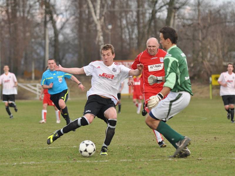 DOUDLEBSKÝ ÚTOČNÍK Matěj Kráčmer (vlevo) střílí druhý gól do sítě Předměřic nad Labem. Fotbalisté TJ Velešov se v důležitém záchranářském souboji radovali ze zisku tří bodů