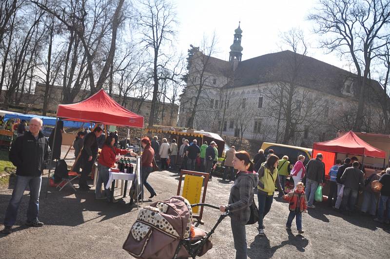 NOVINKA v podobě farmářských trhů přilákala na zámek v Doudlebách nad Orlicí stovky návštěvníků. 