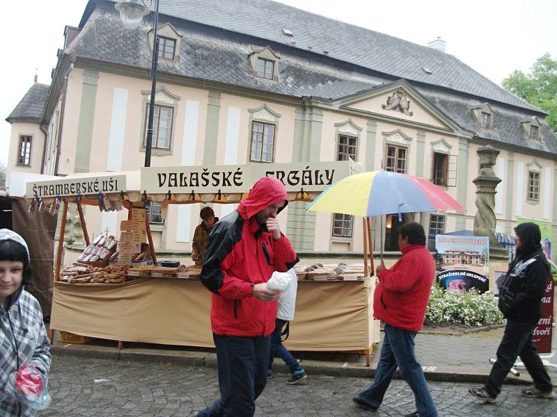 Ve znamení deštníků nad hlavami návštěvníků probíhalo letošní pouťové veselí v Potštejně.