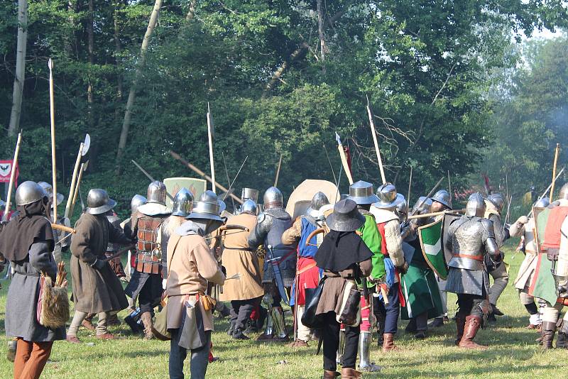 Do Kvasin na slavnosti se sjely stovky členů spolků historického šermu, aby se ukázaly i v boji.