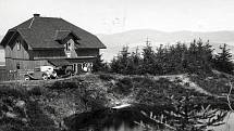 Turistická chata na Adamu byla pojmenována Kašparova podle Karla Slavomíra Kašpara, spoluzakladatele turistické župy Orlické. Snímek pochází z roku 1937.