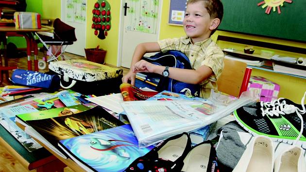 CENA ZA ŠKOLNÍ vybavení se pohybuje v řádu tisícikorun. Nejvíc zaplatí rodiče prvňáků, kteří nemají žádné pomůcky z minulých let. Prodraží se také přestup na druhý stupeň a střední školu. 