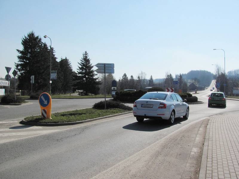 KRUHOVOU KŘIŽOVATKU řidiči mohou projíždět téměř rovně,  to svádí k rychlé jízdě. Úsek je nebezpečný.