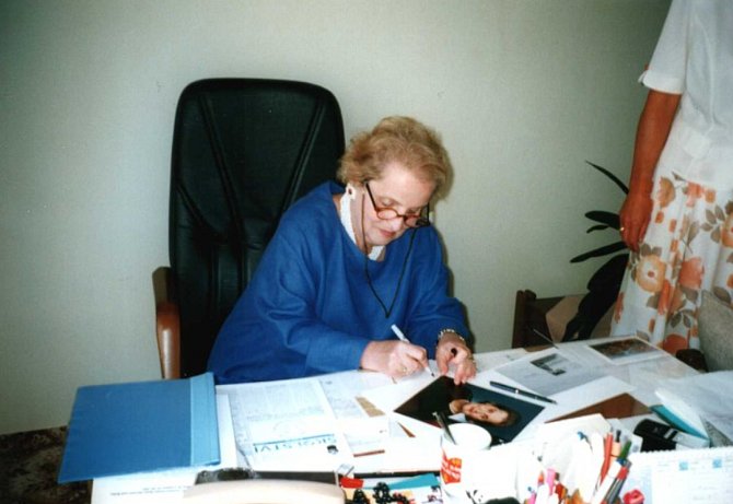 Z návštěvy Madeleine Albrightové v Kostelci nad Orlicí. Zdroj: Obchodní akademie T. G. Masaryka v Kostelci nad Orlicí