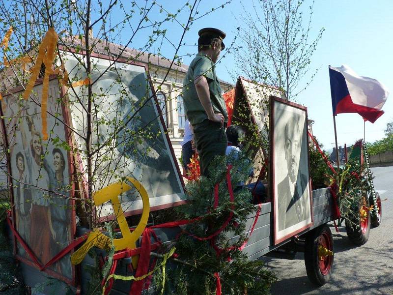 V Opočně ve Svátek práce tradičně odstartovala prvomájová jízda Veteran Car Clubu Dobruška. Nově se však potkala s jinou obnovenou tradicí