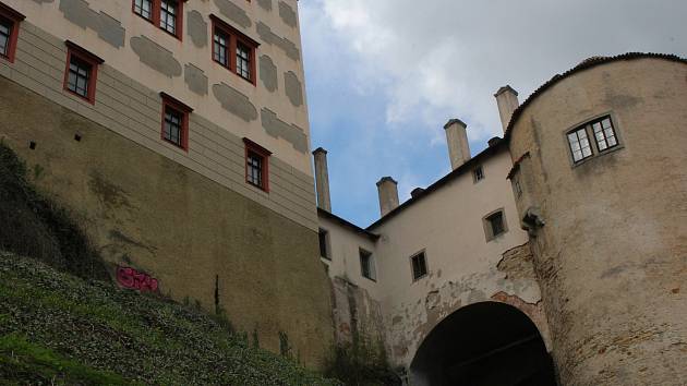 Neznámý vandal posprejoval severní stranu opočenského zámku.
