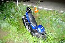 Střet motocyklu s osobní vozidlem: motorkář bohužel na místě zemřel.