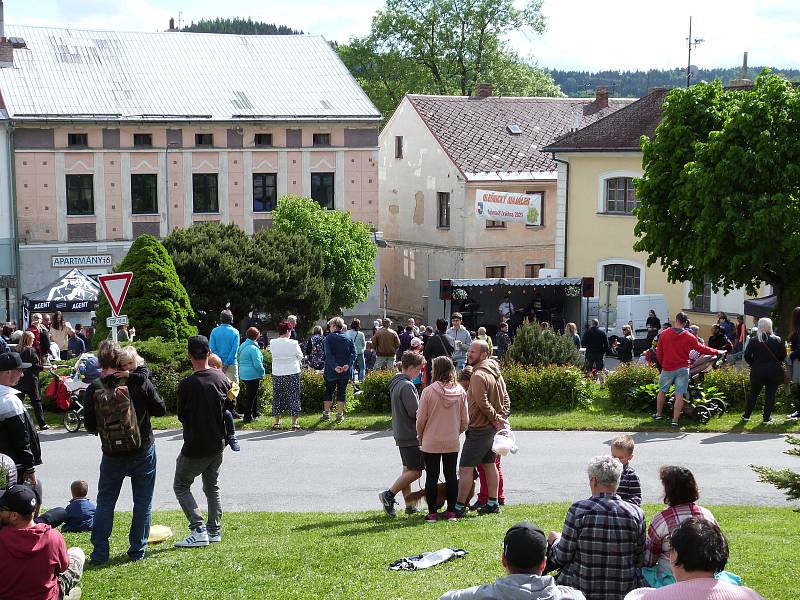 Sobotu zpestřil v Olešnici v Orlických horách majálesový program.