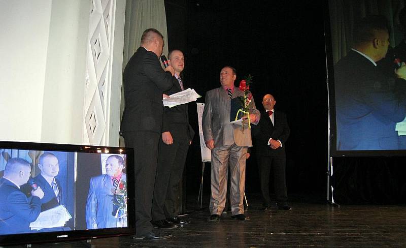Cenu pro nejlepšího spintera na pódiu převzali trenér Zdeněm Mimra (uprostřed) a František Vlasák (vpravo). 