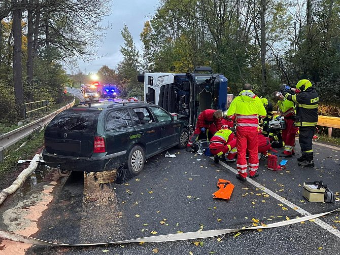Hrozivě vypadající nehoda uzavřela ve středu 1. listopadu hlavní tah mezi Dobruškou a Novým Městem nad Metují.