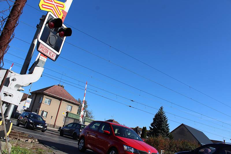 Železniční přejezd u vodárenské věže.