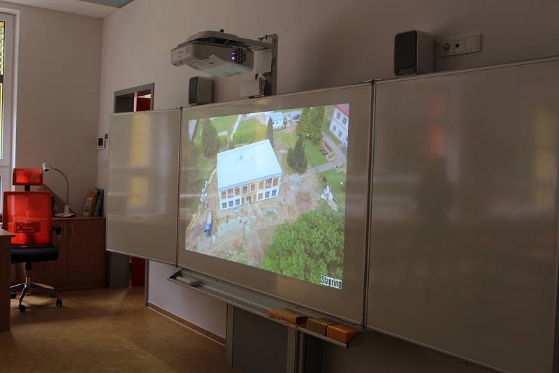 V Černíkovicích vyrostla během 13 měsíců v sousedství té staré nová škola. Učí se v ní žáci od první do páté třídy.