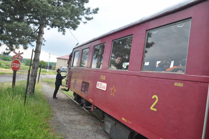 JÍZDU historickým motorovým vlakem si nenechaly ujít desítky návštěvníků oslav. 