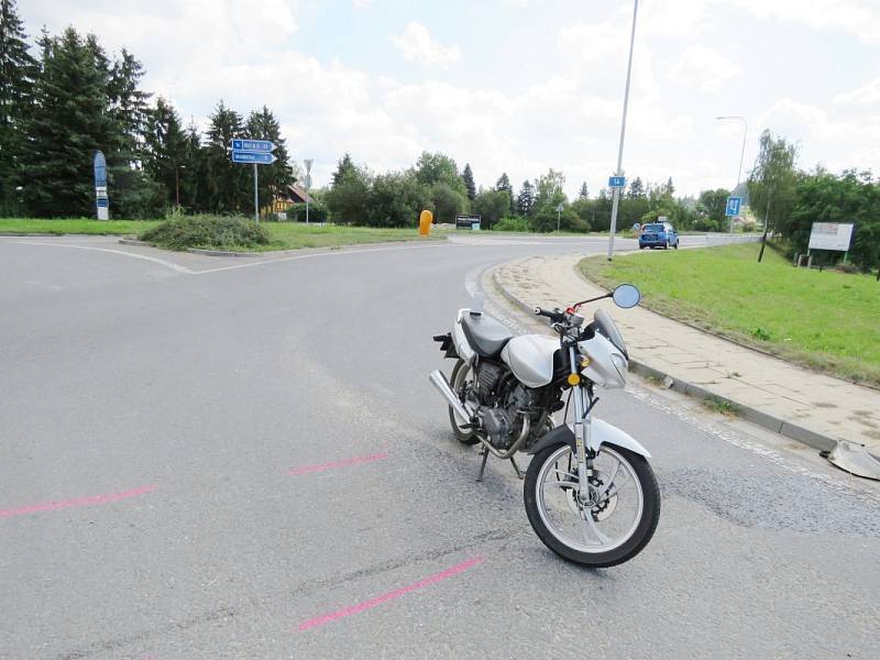 Motocyklista nedostal přednost, skončil v nemocnici