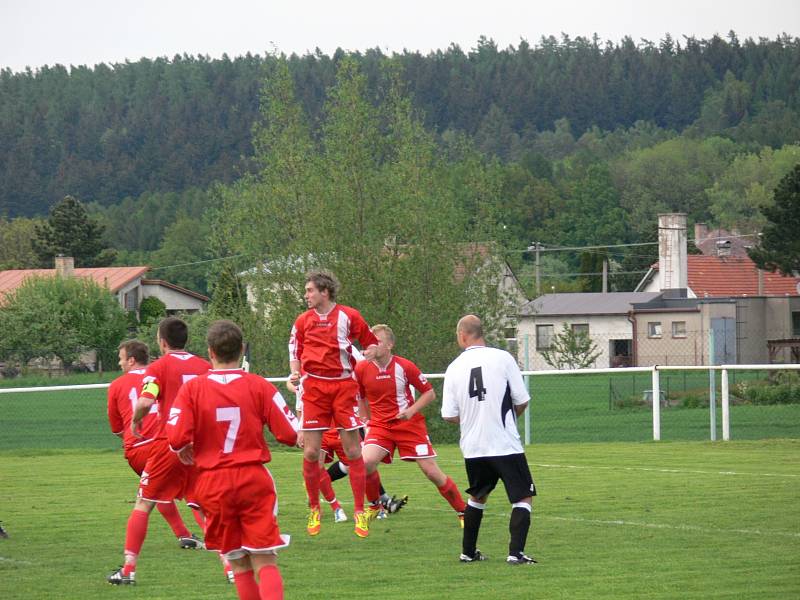 DEBAKL. Fotbalisté Přepych utrpěli s Chlumce nad Cidlinou vysokou porážku.